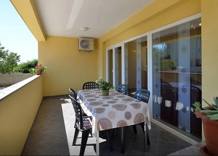 Apartment Una פולה