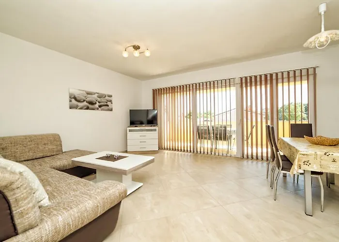 Apartment Una פולה